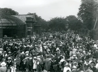 Besuchermengen im Londoner Zoo am Feiertag im August, 1922
